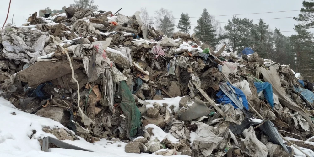 На частной территории обнаружена незаконная свалка мусора.