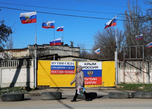 Kopš Ukrainai piederošās Krimas pussalas sagrābšanas 2014. gada pavasarī Krievija centīgi cenšas izskaust no turienes visu ukrainisko un ar lozungiem vēstīt, ka agresorvalsts tur ir uz mūžiem. Izņemot dažus margināļus, neviena pasaules valsts to nav atzinusi (foto: Scanpix / Reuters)
