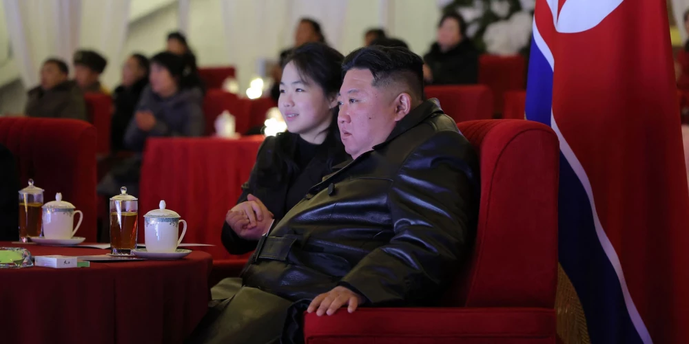 Ziemeļkorejas diktators Kims Čenuns ar savu meitu Kimu Čžui, kas var kļūt par nākamo Ziemeļkorejas valdnieci