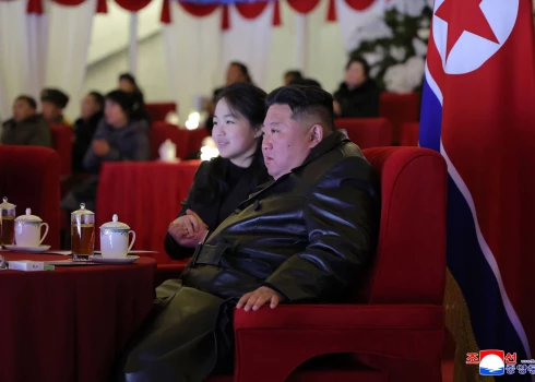 Ziemeļkorejas diktators Kims Čenuns ar savu meitu Kimu Čžui, kas var kļūt par nākamo Ziemeļkorejas valdnieci