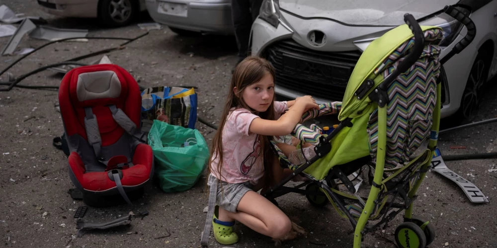 10 gadus vecā Polina pieskata 3 gadus veco māsu Marinu pie "Okhmatdyt" bērnu slimnīcas Kijivā, kur krievu raķete 2024. gada 8. jūlijā nogalināja divus cilvēkus un ievainoja 16, tostarp 7 bērnus. Todien masveida raķešuzlidojumos krievi Kijivā nogalināja 33 cilvēkus, ieskaitot 5 bērnus, un ievainoja 121, ieskaitot 10 bērnus (foto: Scanpix / AP)