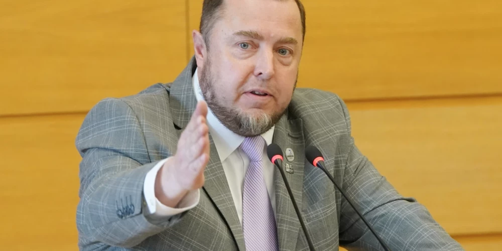 Вячеслав Степаненко сегодня так и не получил ответа на свой вопрос.