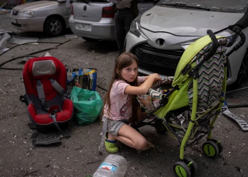 10-летняя Полина присматривает за своей 3-летней сестрой Мариной возле детской больницы "Охматдет" в Киеве.