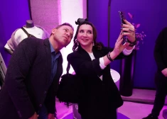 Klātesot slavenībām, “Samsung” prezentē savu jauno “Galaxy S26” viedtālruņu sēriju. FOTO