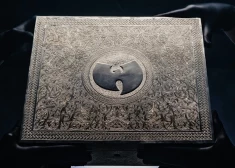 Paziņoti kandidāti iekļaušanai Rokenrola slavas zālē. Leģendu klāstā ir grupa, kas izdeva albumu vienā eksemplārā, ko par pasakainu naudu nopirka "nīstamākais cilvēks Amerikā"!