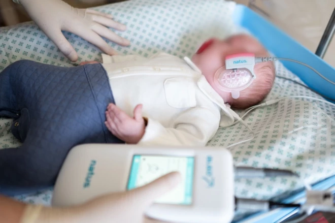 Dzirdes skrīnings jaundzimušajiem. Publicitātes foto (BKUS)
