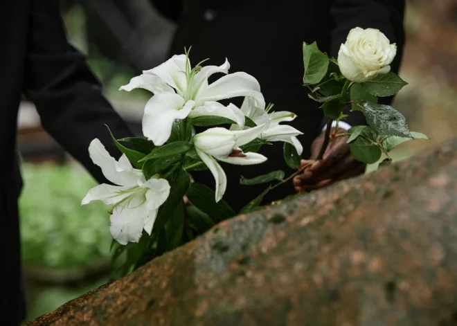 "Похороны - не спектакль": латвийский пастор напомнил 5 вещей, которые нельзя делать на церемонии прощания