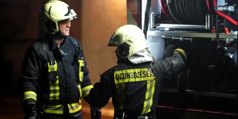 Ierodoties notikuma vietā un iekļūstot dzīvoklī, ugunsdzēsēji konstatēja, ka degšana vairs nenotiek, bet telpās ir piedūmojums. 