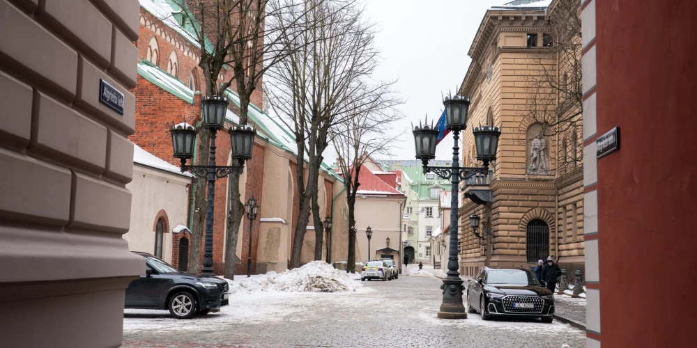 Mūsu tautas priekšstāvji katru dienu uz darbu iet pāri senām kapu kopiņām, kuras nu ir nobruģētas.