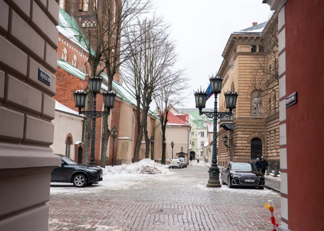 Mūsu tautas priekšstāvji katru dienu uz darbu iet pāri senām kapu kopiņām, kuras nu ir nobruģētas.