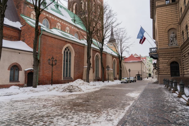 Zem šī bruģa starp Jēkaba katedrāli un Saeimas namu atradās nabadzīgo rīdzinieku viduslaiku kapsēta.