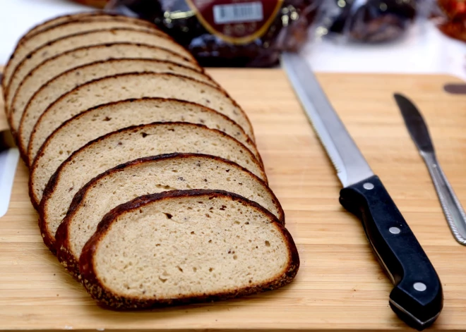 Kāpēc nevajadzētu pirkt sagrieztu maizi: eksperti nosauc negaidītu iemeslu