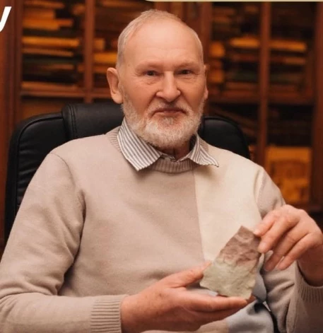 Latvijas ezotērikas un parapsiholoģijas asociācijas vadītājs Valērijs Paramonovs: “Ja ēka uzcelta vietā, kur agrāk bijusi kapsēta, šī vieta saglabā informāciju par tur apglabātajiem cilvēkiem.”