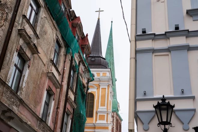 Dievnamu torņi aizsargā ēkas, kas uzbūvētas “uz kauliem”.