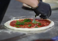 VIDEO; FOTO: kūp krāsnis un kraukšķ garoziņas! Latvijas picu cepēji konkursā rāda savu meistarību