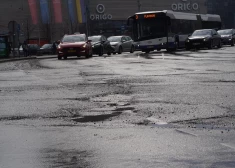 Весна идет - дорога в ямах: латвийских автоводителей предупредили о грядущей опасности