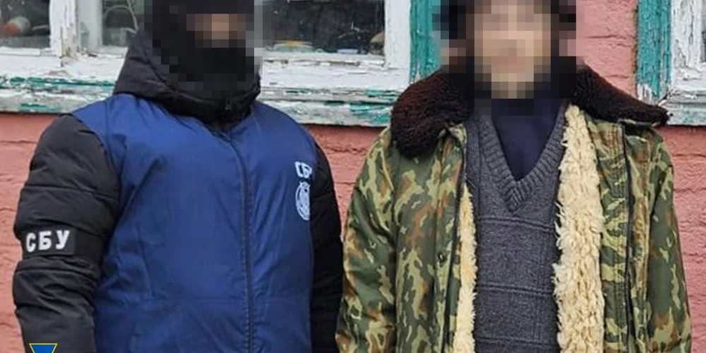 Ukrainas Drošības dienesta darbinieks ar aizturēto GRU aģentu.