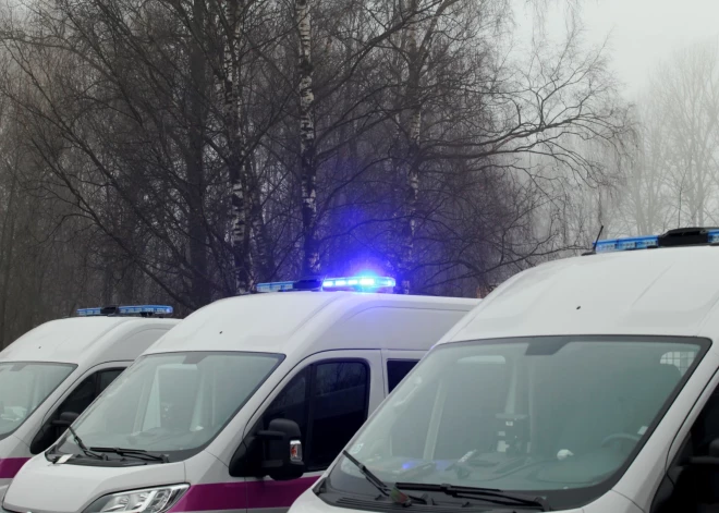 Kad drīkst ieslēgt sirēnas? Ieslodzījuma vietu pārvalde skaidro, kādos gadījumos operatīvie auto drīkst atkāpties no CSN