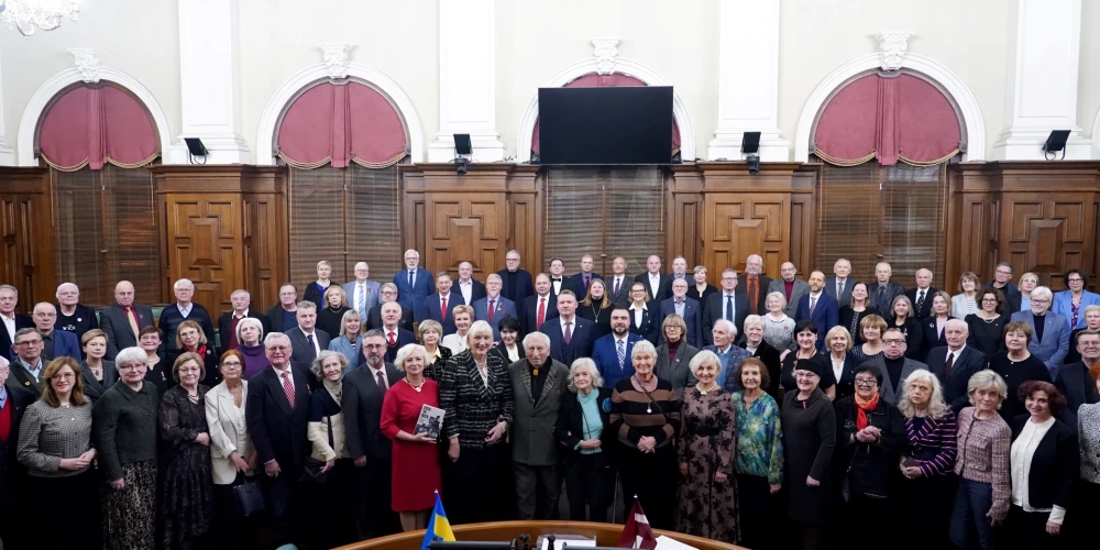 Arī tautas kalpiem paslīd kāja.