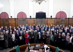 Ignorē “Stop” zīmi, pārsniedz ātrumu un neprot glabāt munīciju: par ko iepriekšējā pusgadā sodīti Saeimas deputāti?