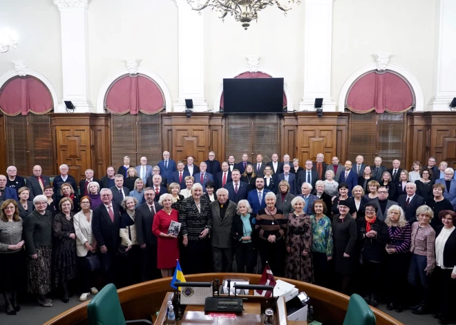 Ignorē “Stop” zīmi, pārsniedz ātrumu un neprot glabāt munīciju: par ko iepriekšējā pusgadā sodīti Saeimas deputāti?