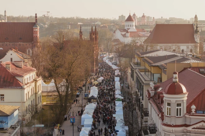 Город преаращается в огромную ярмарку.