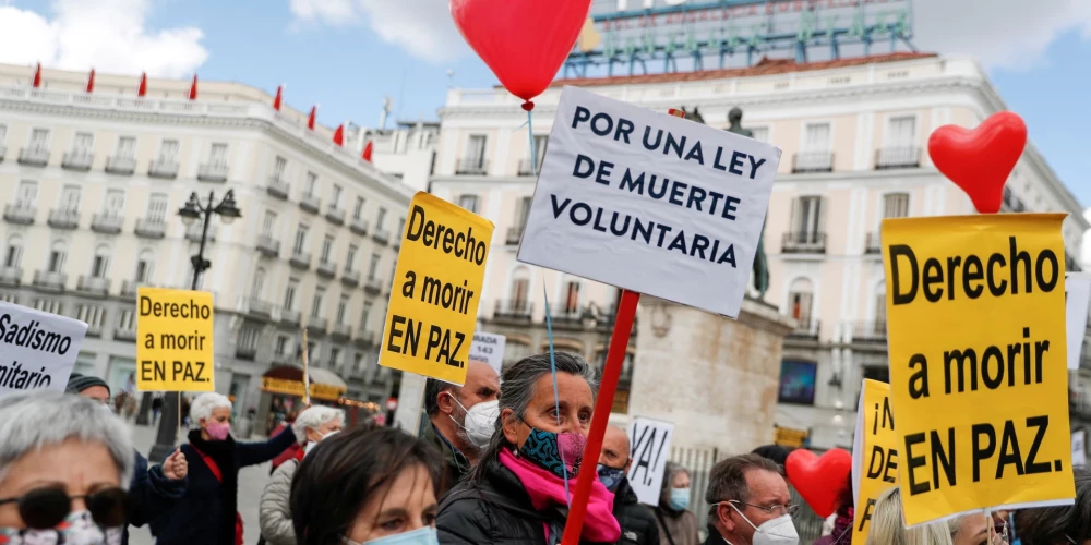 Eitanāzijas legalizācijas piekritēju demonstrācija Madridē 2021. gada 18. martā, kad Spānijas parlaments sprieda par vēsturisko lēmumu.