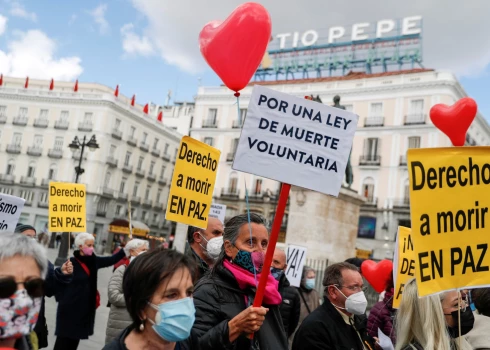 Eitanāzijas legalizācijas piekritēju demonstrācija Madridē 2021. gada 18. martā, kad Spānijas parlaments sprieda par vēsturisko lēmumu.