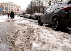 По ночам в Риге очищают улицы от накопившегося снега