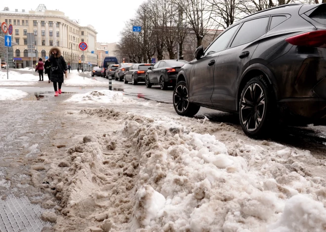 По ночам в Риге очищают улицы от накопившегося снега