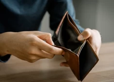 Четверть жителей Латвии мечтают о погашении долгов. Что делать с этой финансовой нестабильностью?