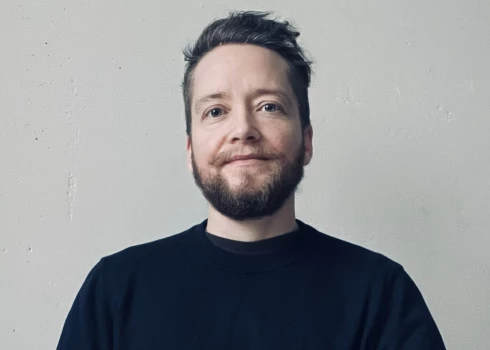 Latvija ilgstoši ir baudījusi relatīvi labu starta pozīciju, pateicoties hidroelektrostacijām, tomēr šī priekšrocība ir radījusi zināmu politisku pašapmierinātību. Maksis Apinis teic – mēs esam bijuši iemidzināti tādā labā situācijā, paļaujoties uz dabasgāzi kā resursu, kas vienmēr būs pieejams. 