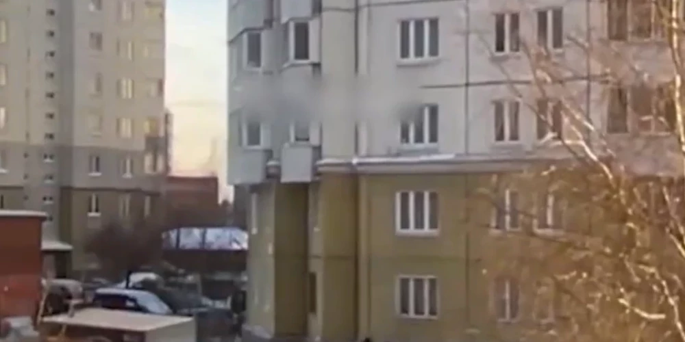 Brīdis, kad garāmgājēji izglābj krītošu mazuli (ekrānuzņēmums no video)