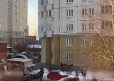 VIDEO. Garāmgājēji noķer no 10. stāva izkritušu puišeli