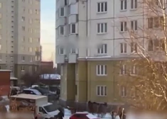 VIDEO. Garāmgājēji noķer no 10. stāva izkritušu puišeli