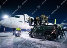 Iespaidīgi kadri Rīgas lidostā: izspēlē ķīlnieku atbrīvošanu no “teroristu pārņemtas” lidmašīnas. FOTO