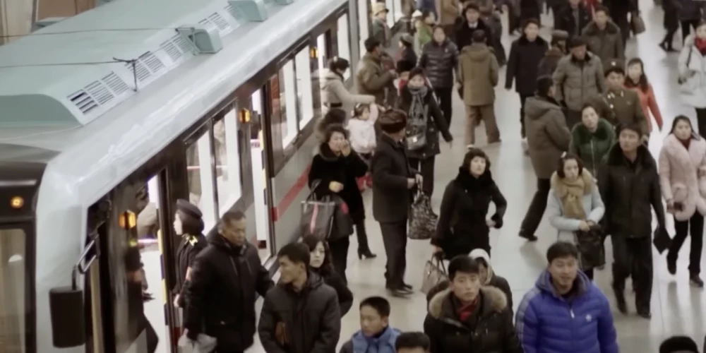 Kadrs no sižeta par mūsdienu Ziemeļkoreju.