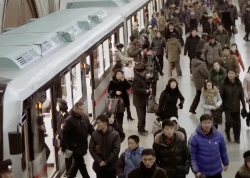 Kadrs no sižeta par mūsdienu Ziemeļkoreju.