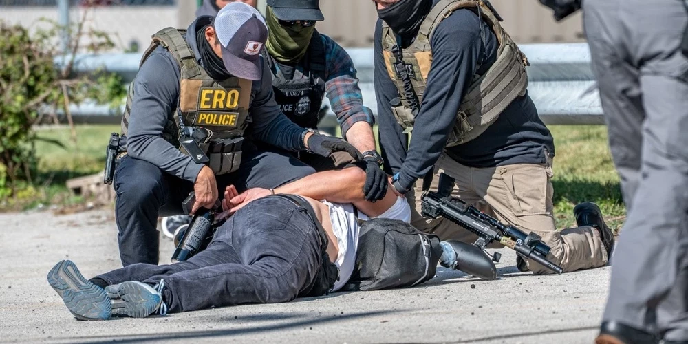 С мигрантами в США не церемонятся. Но под горячую руку и свои попали.