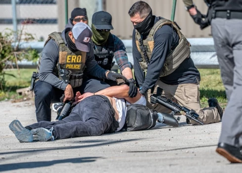 С мигрантами в США не церемонятся. Но под горячую руку и свои попали.