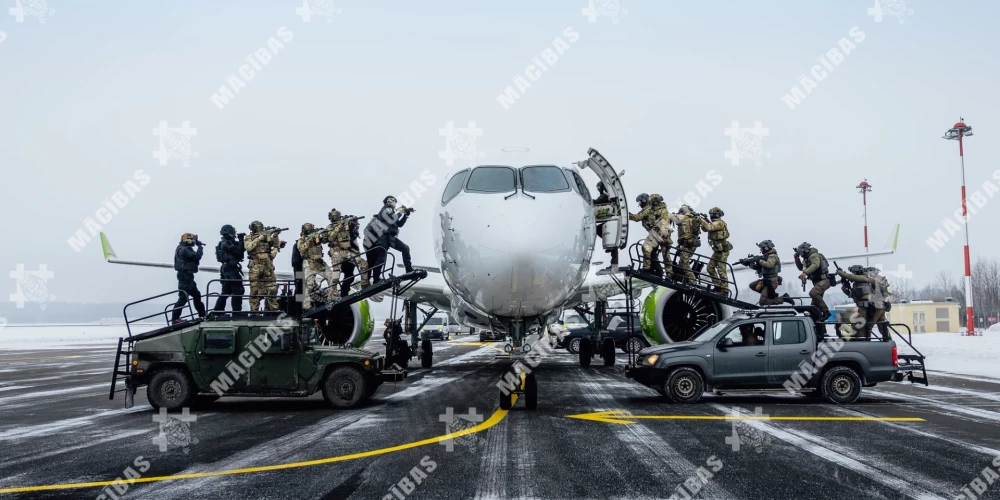 В Рижском аэропорту отработали освобождение заложников из захваченного самолета