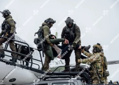 Впечатляющие кадры из Рижского аэропорта: инсценировка освобождения заложников из самолета, "захваченного террористами"