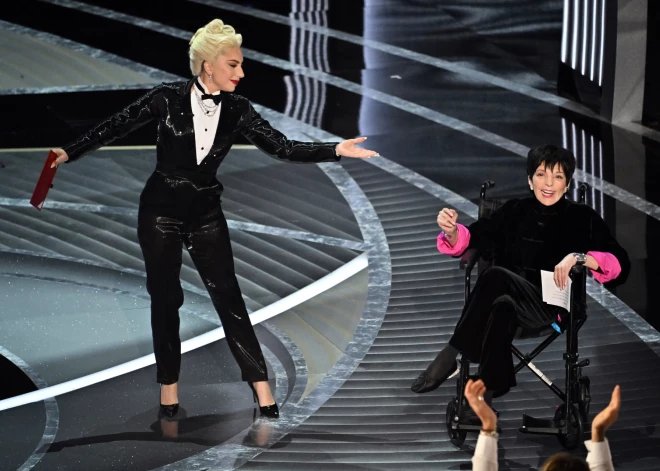 Laiza Minelli apgalvo, ka 2022. gadā “Oskaru” ceremonijā izvesta uz skatuves ratiņkrēslā pret savu gribu. Viņa lūgusi nolikt režisora krēslu.