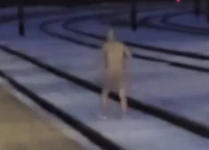 VIDEO: Torņkalnā pa sliedēm pārvietojas pavisam atkailinājies vīrietis; traucēta vilcienu satiksme