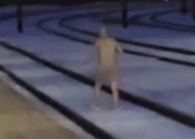 VIDEO: Torņkalnā pa sliedēm pārvietojas pavisam atkailinājies vīrietis; traucēta vilcienu satiksme