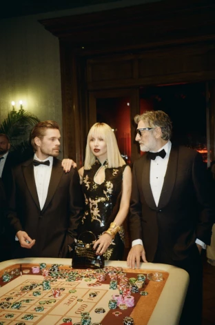 Кадр из клипа "Взрослые девочки не плачут".