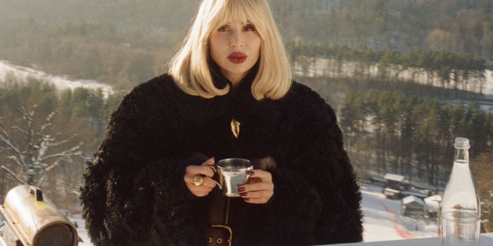 Кадр из клипа "Взрослые девочки не плачут".