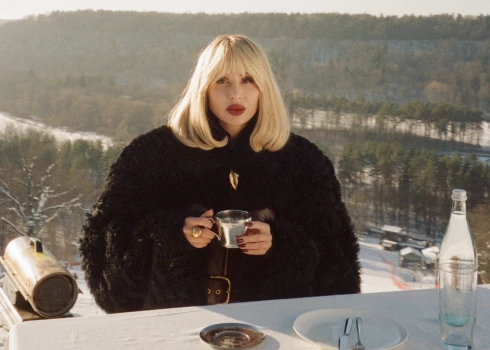 Кадр из клипа "Взрослые девочки не плачут".