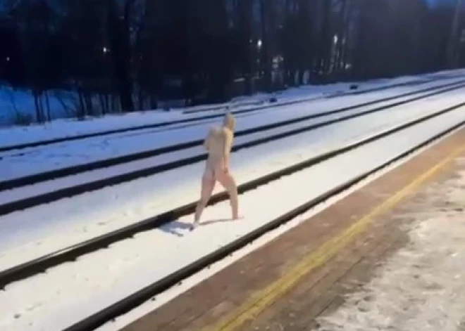 ВИДЕО: в Торнякалнсе по рельсам разгуливал полностью обнаженный мужчина; было нарушено движение поездов