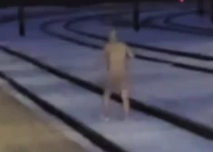 ВИДЕО: в Торнякалнсе по рельсам разгуливал полностью обнаженный мужчина; было нарушено движение поездов